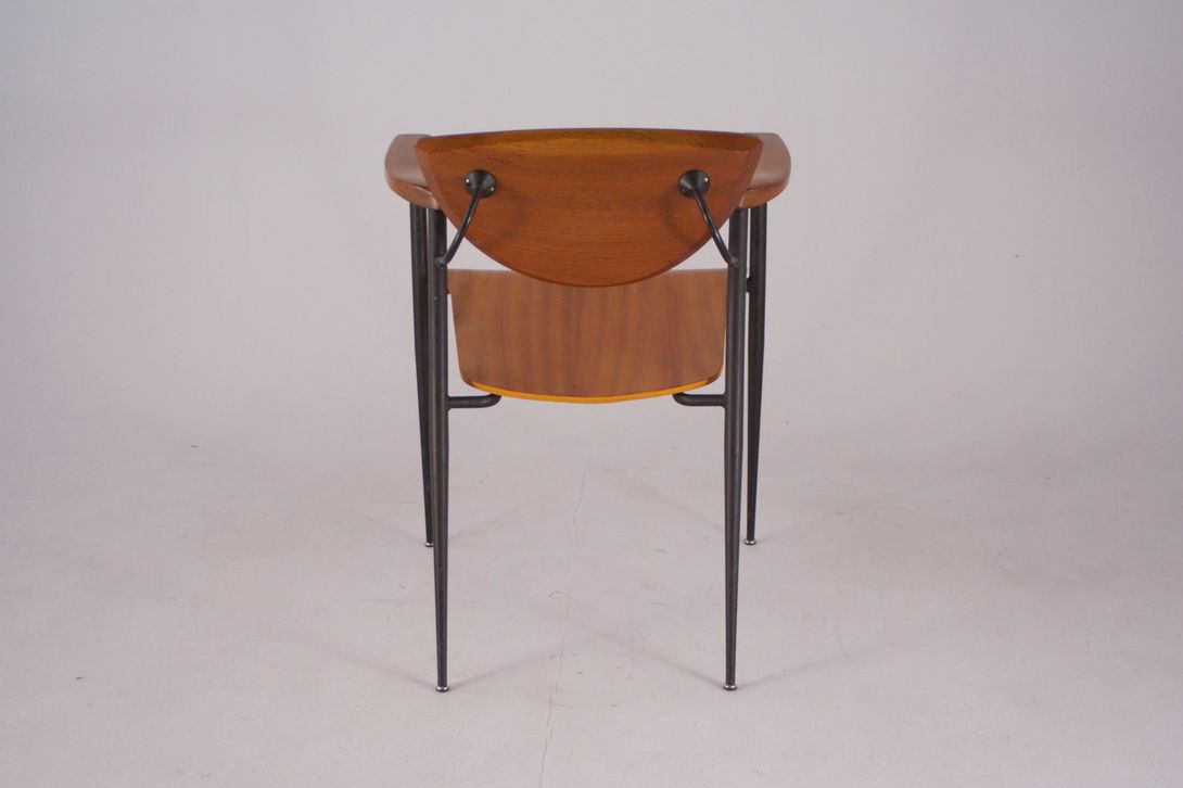 Foto Smooth Wooden Chair With Black Frame, Conical Legs and Semi-Spherical Backrest *