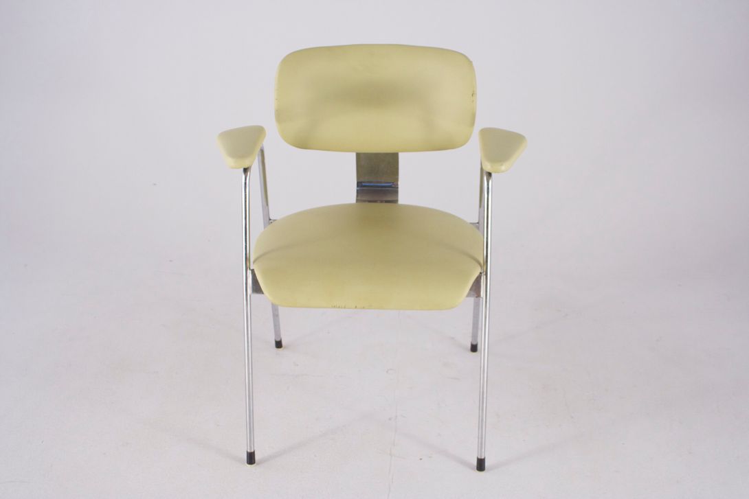 Foto Armchair With Beige Upholstery And Metal Frame