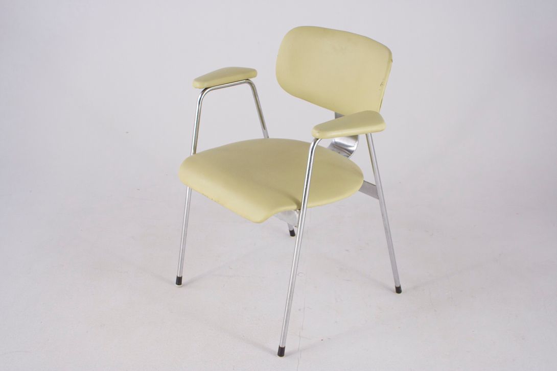 Foto Armchair With Beige Upholstery And Metal Frame