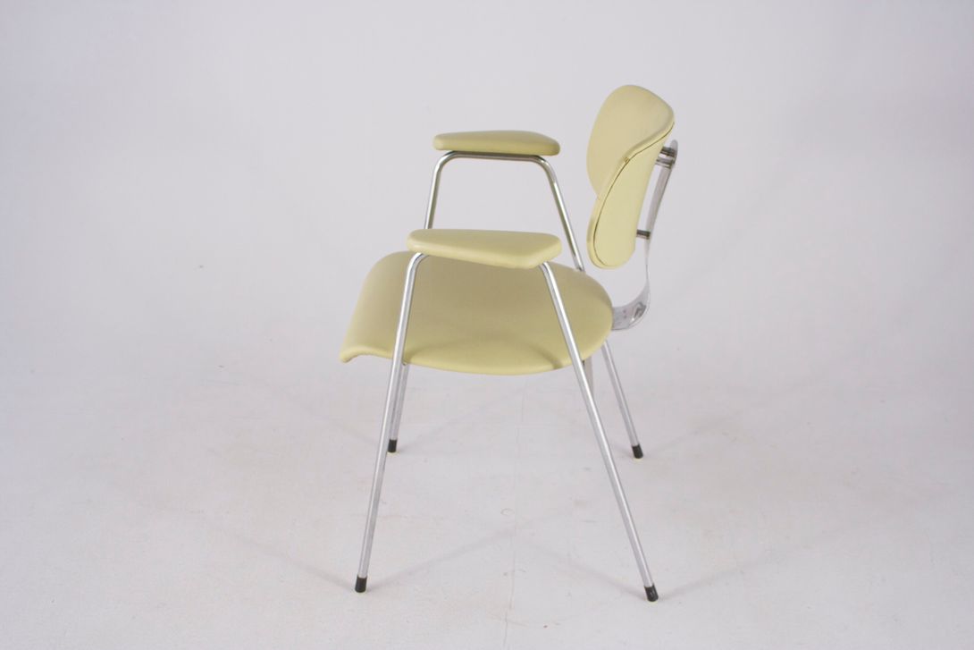 Foto Armchair With Beige Upholstery And Metal Frame