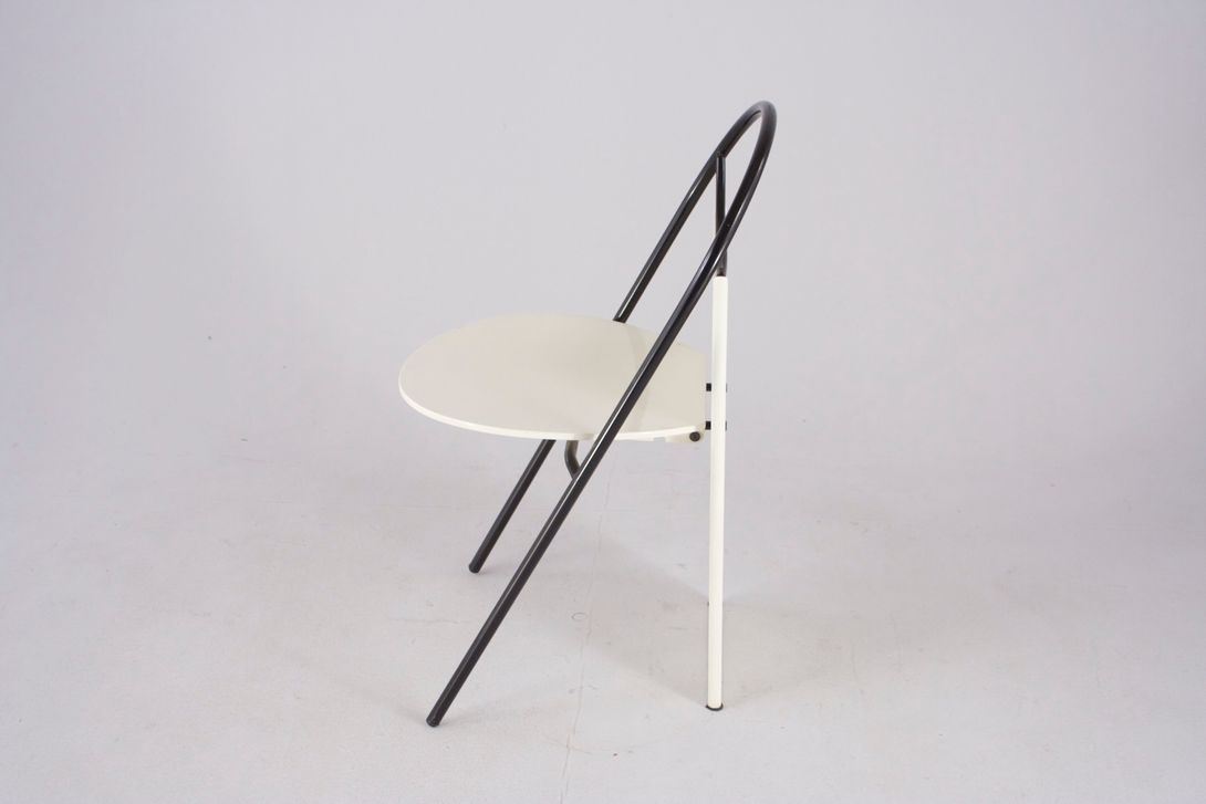 Foto Sober and  Geometric Black and White Chair in Memphis Style, Italy 1983