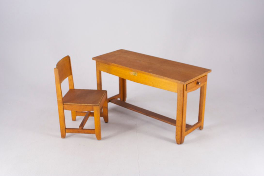 Foto Solid Wooden Children&#8217;s Chair With Matching Table *