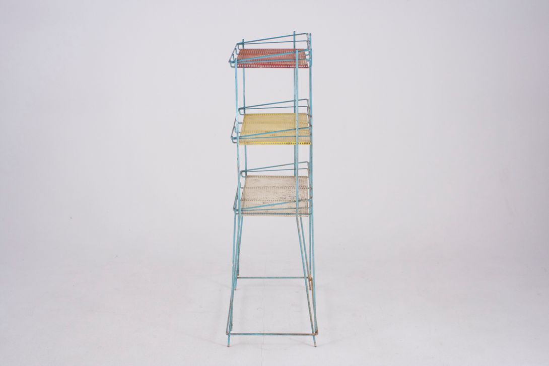 Foto Blue Metall Shelf with Colorful Depositions *