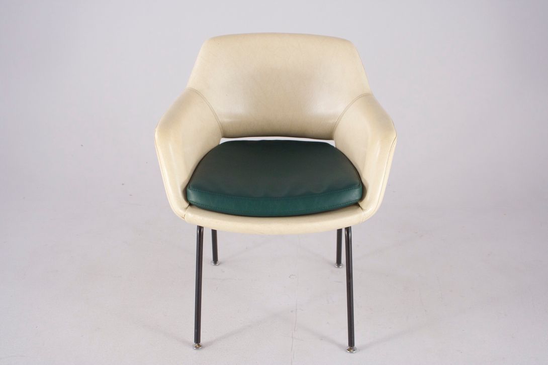 Foto Off-White Sky Leather Armchair with Racing Green Seat 1955