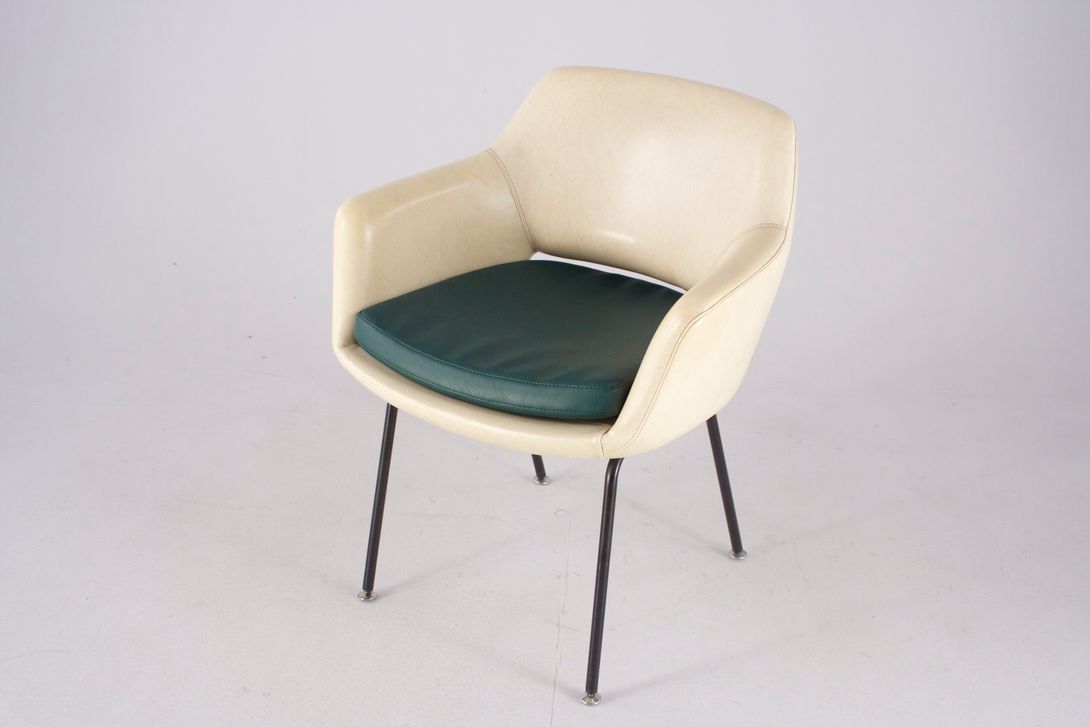 Foto Off-White Sky Leather Armchair with Racing Green Seat 1955