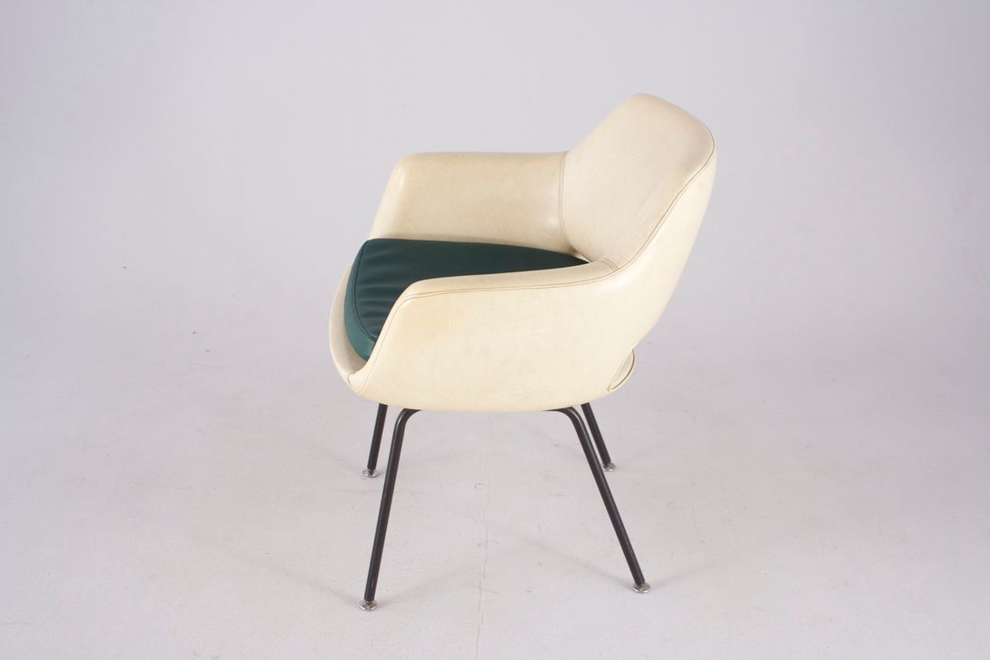 Foto Off-White Sky Leather Armchair with Racing Green Seat 1955