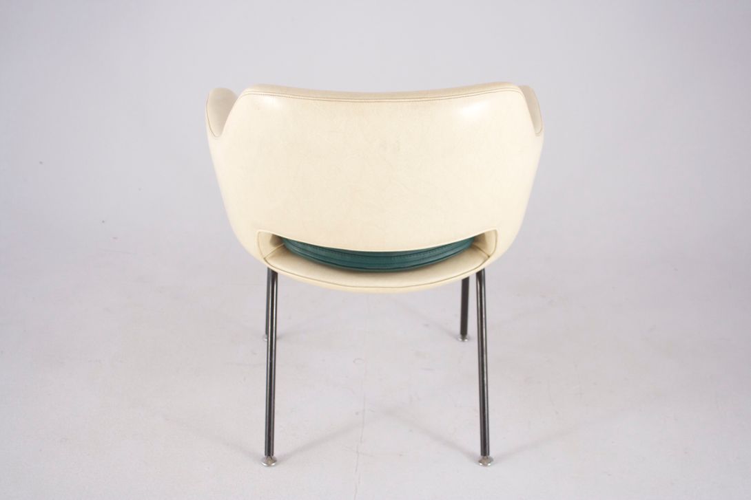 Foto Off-White Sky Leather Armchair with Racing Green Seat 1955