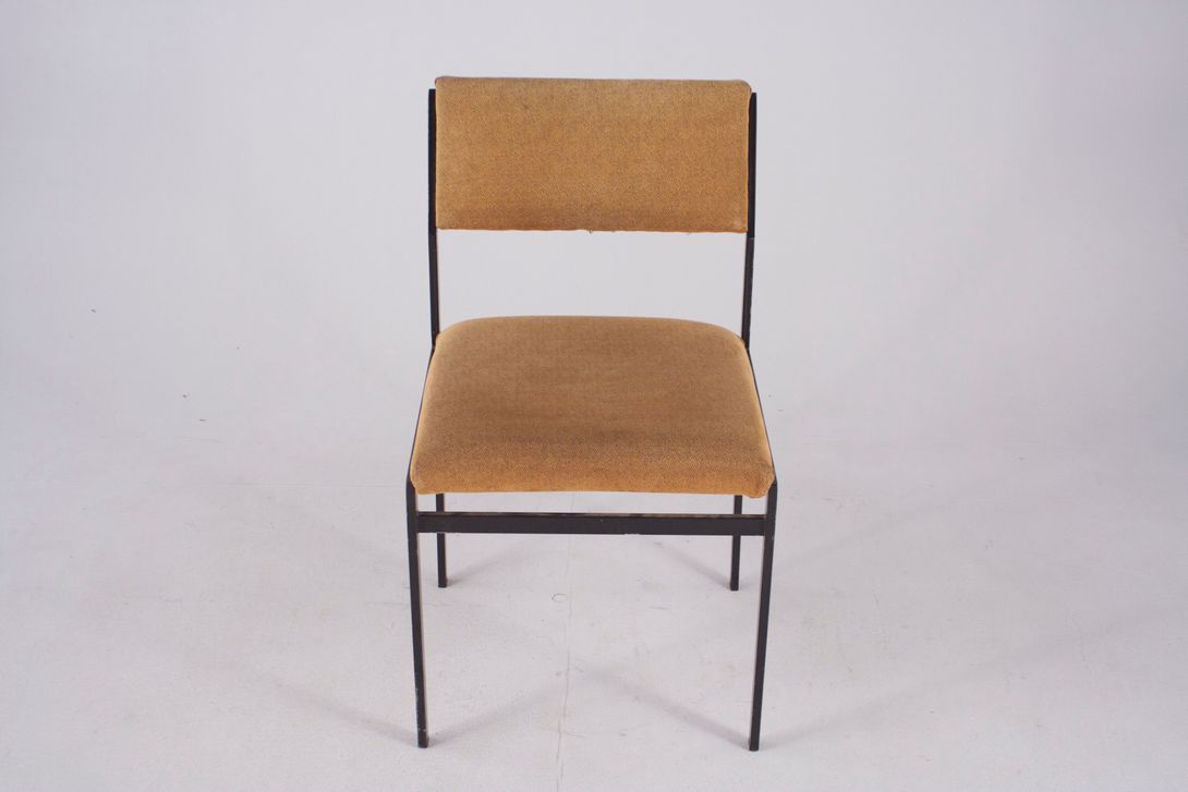 Foto Milk Coffee Upholstered Chair from the Nederlands with Black Angular Metal Frame