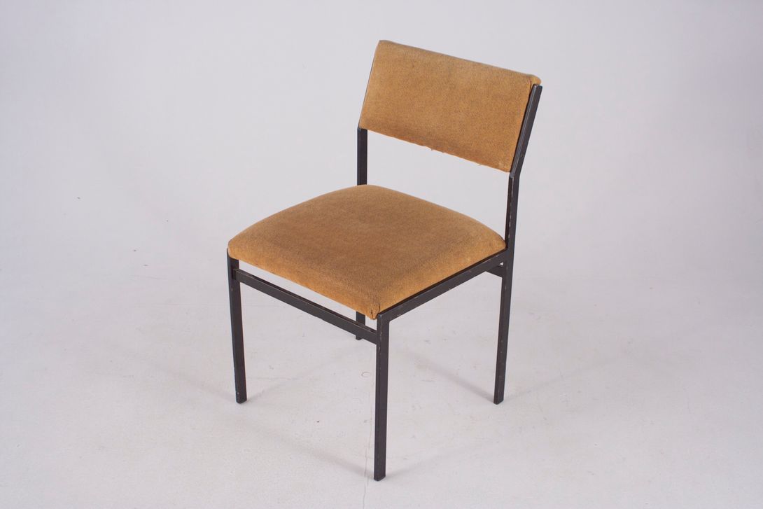 Foto Milk Coffee Upholstered Chair from the Nederlands with Black Angular Metal Frame