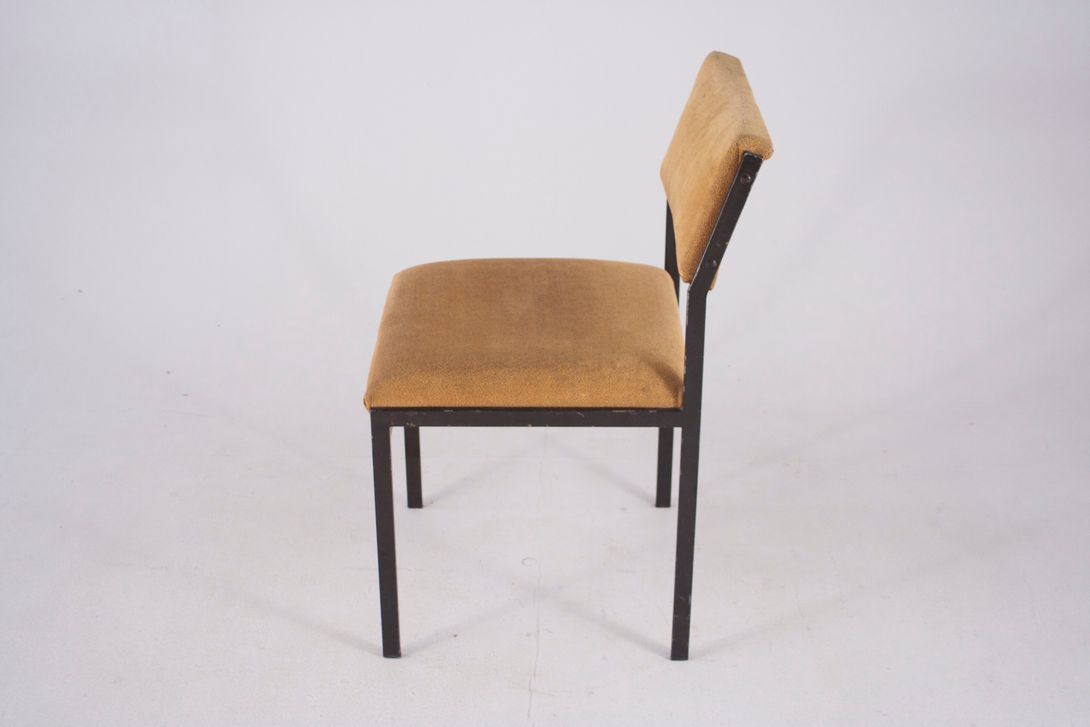 Foto Milk Coffee Upholstered Chair from the Nederlands with Black Angular Metal Frame