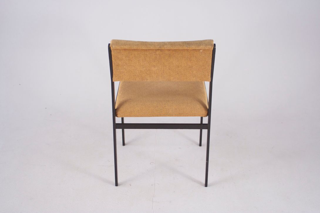 Foto Milk Coffee Upholstered Chair from the Nederlands with Black Angular Metal Frame