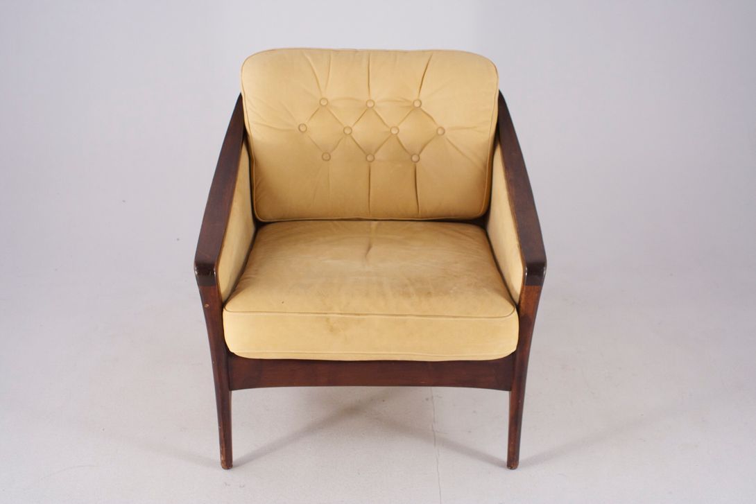 Foto Beige Leather Armchair With Dark Wooden Frame 1970