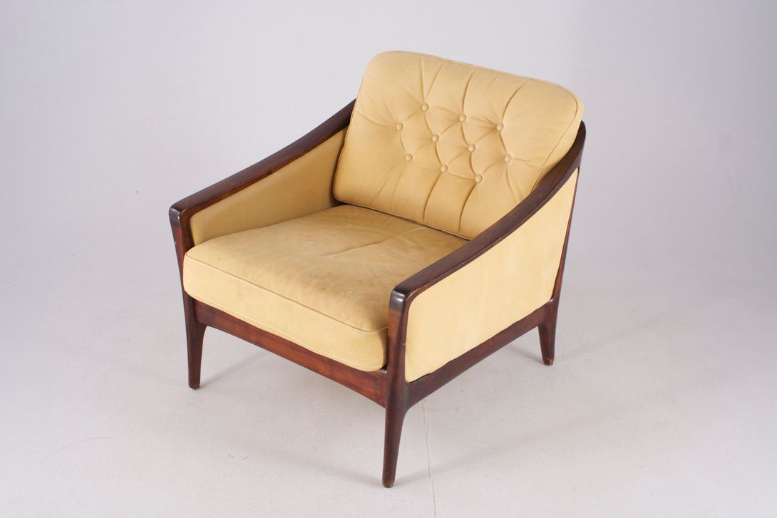 Foto Beige Leather Armchair With Dark Wooden Frame 1970