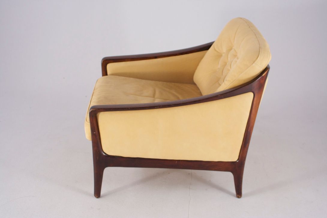 Foto Beige Leather Armchair With Dark Wooden Frame 1970