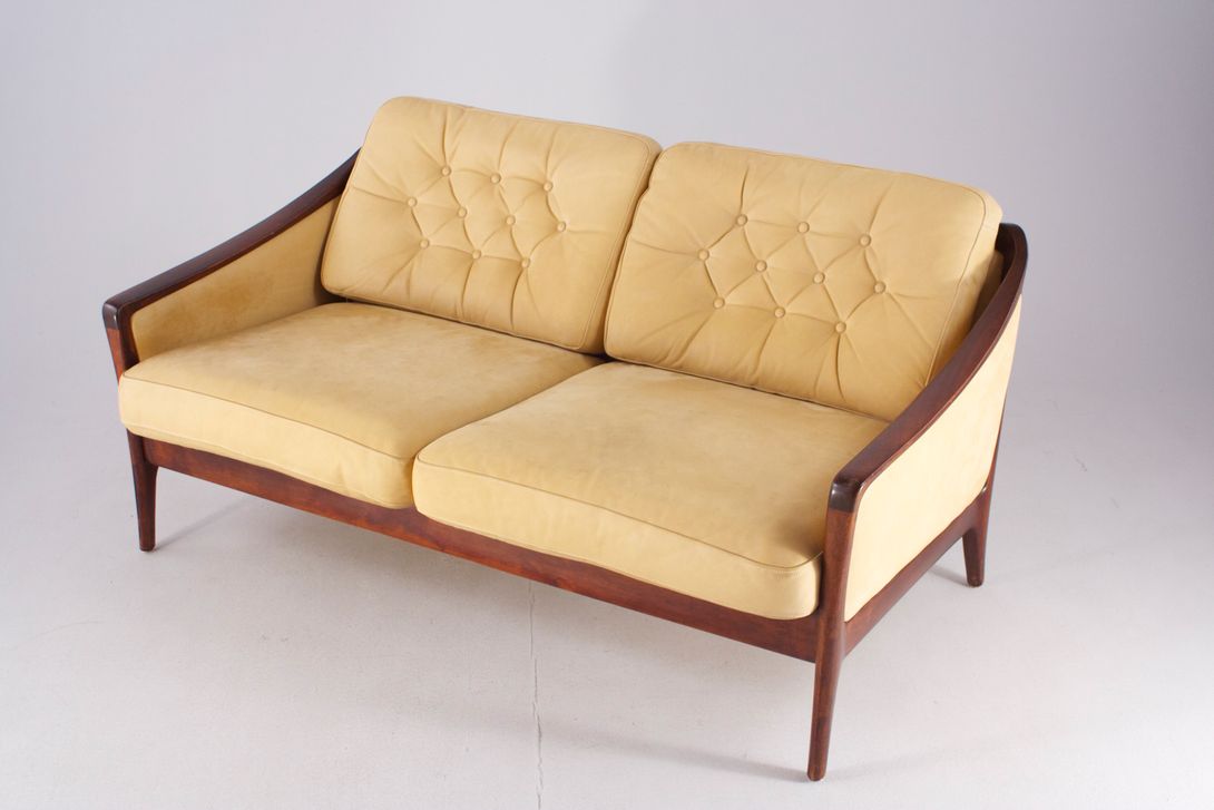 Foto Beige Leather Sofa With Dark Wooden Frame 1970 h150x85x74