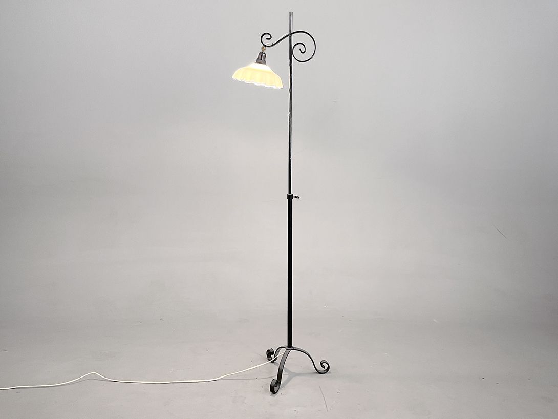 Foto Metal Floor Lamp with White Glass Shade C2 h170