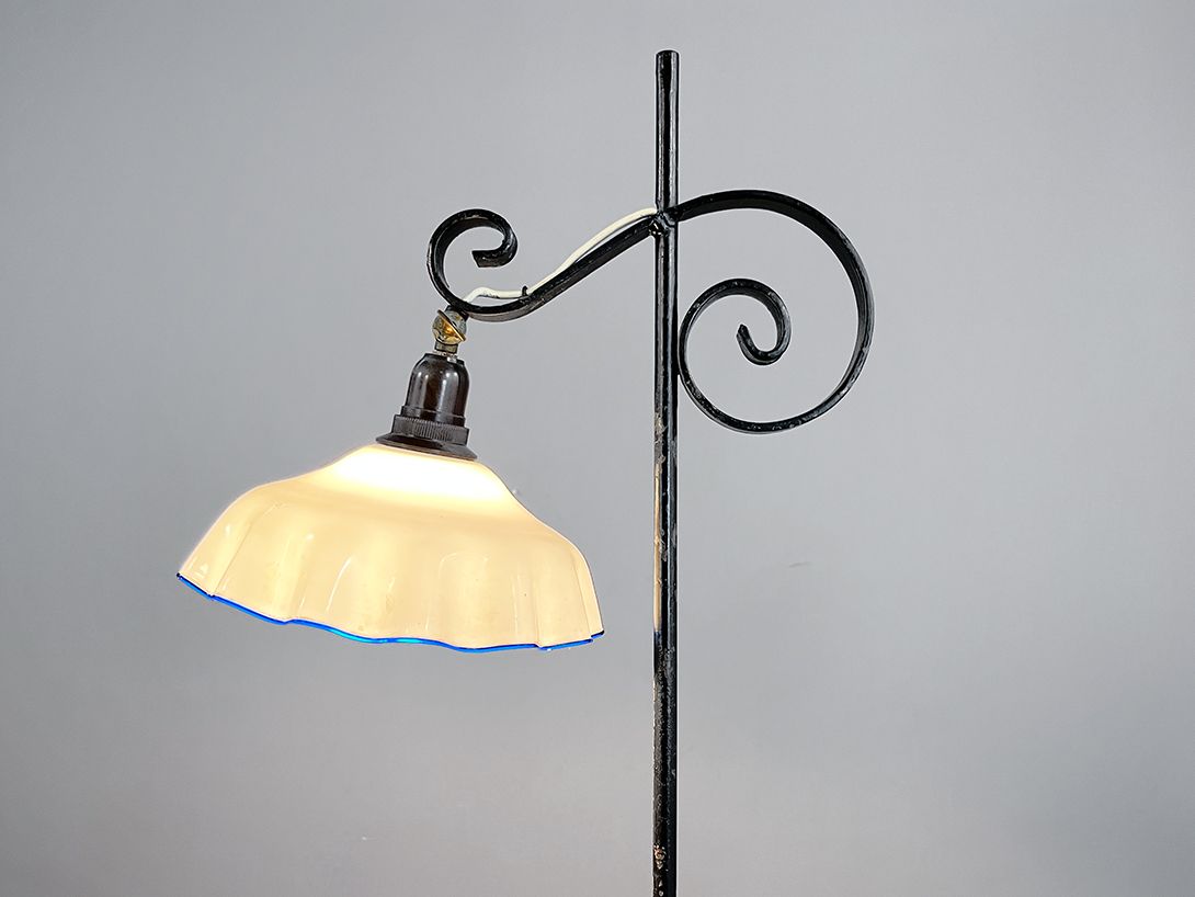 Foto Metal Floor Lamp with White Glass Shade C2 h170