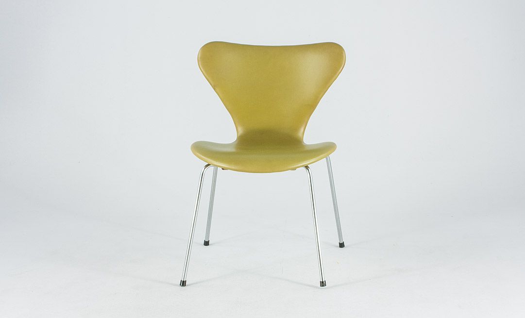 Foto Light Kiwi-Cream Upholstered Jacobsen Leather Stacking Chair 3107 by Fritz Hansen