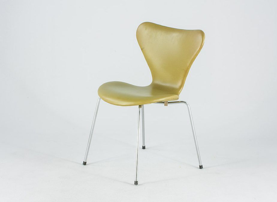 Foto Light Kiwi-Cream Upholstered Jacobsen Leather Stacking Chair 3107 by Fritz Hansen