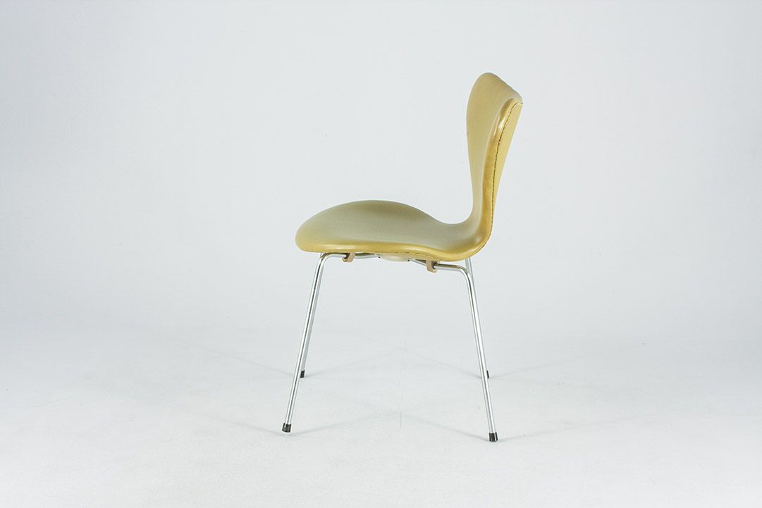 Foto Light Kiwi-Cream Upholstered Jacobsen Leather Stacking Chair 3107 by Fritz Hansen