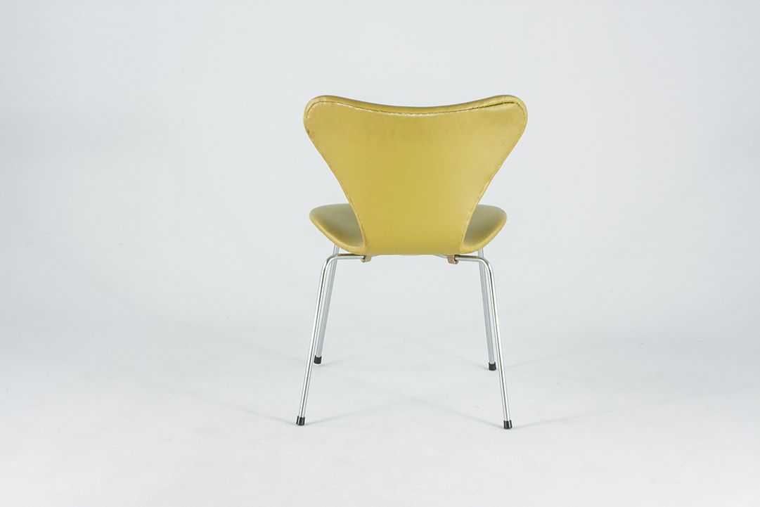 Foto Light Kiwi-Cream Upholstered Jacobsen Leather Stacking Chair 3107 by Fritz Hansen