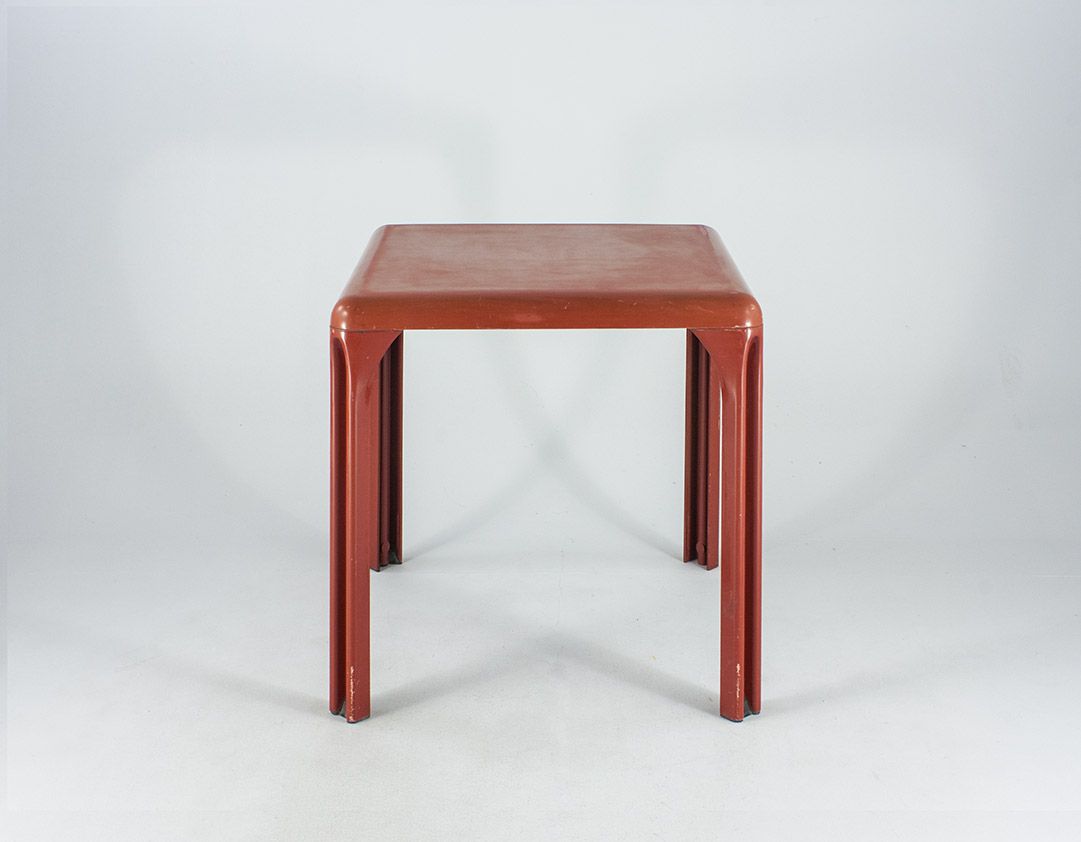 Foto Red Vico Magistretti For Artemide Outdoor Dining Table h72x82x82