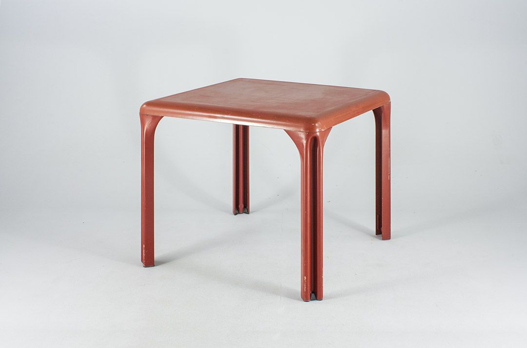 Foto Red Vico Magistretti For Artemide Outdoor Dining Table h72x82x82