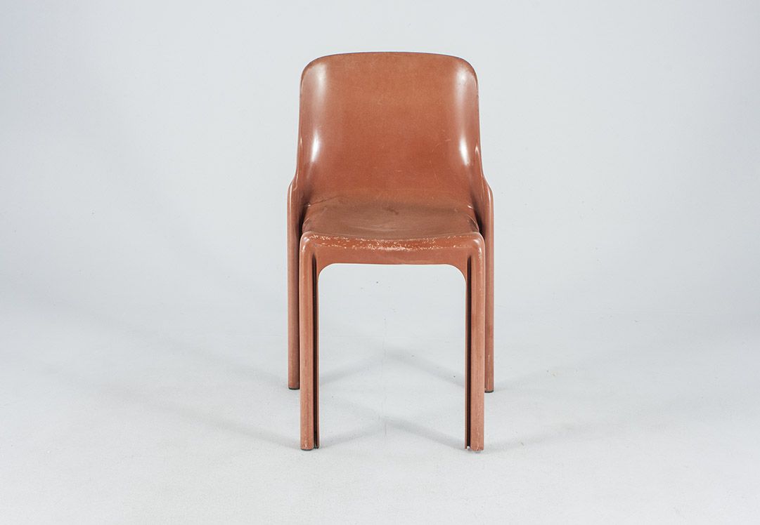 Foto Red-Brown Magistretti Dining Set / Stacking Chair by Artemide