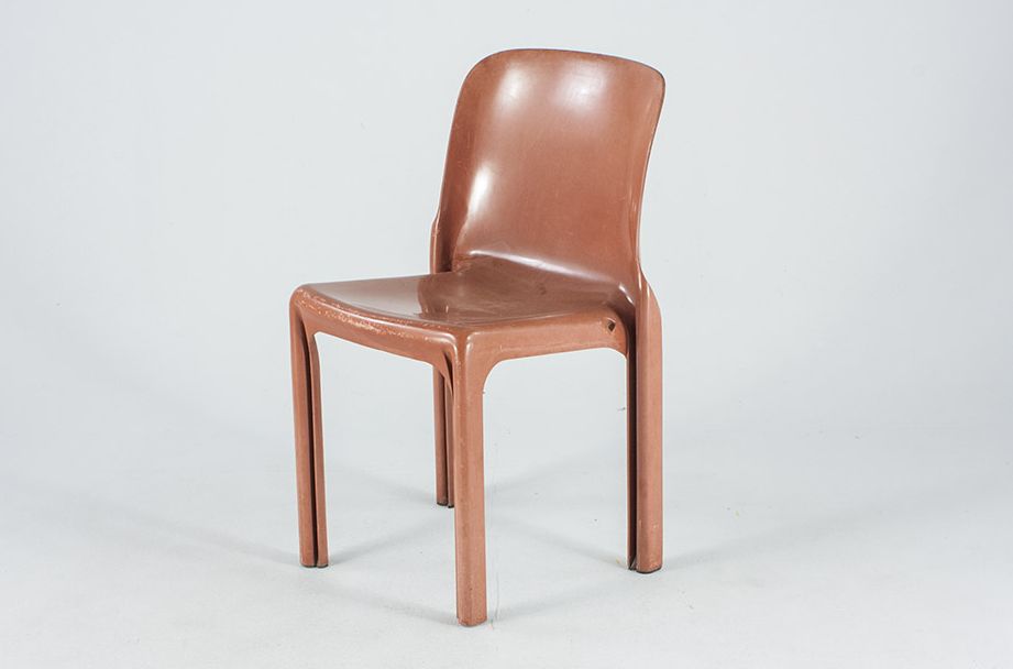 Foto Red-Brown Magistretti Dining Set / Stacking Chair by Artemide