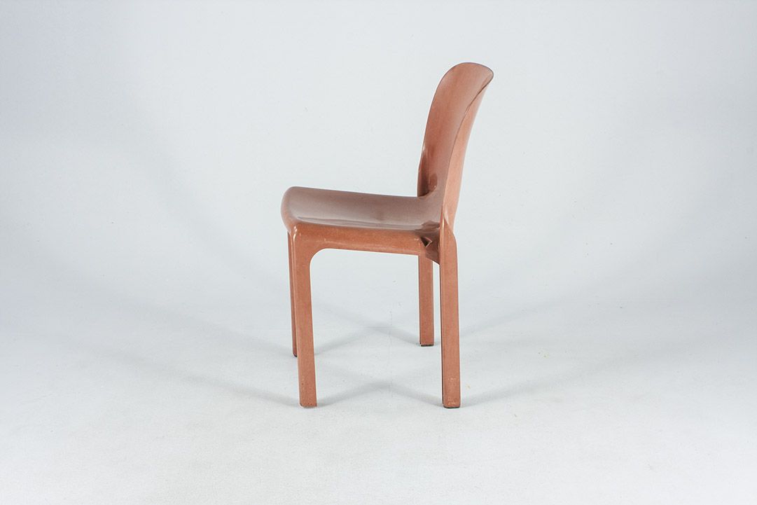 Foto Red-Brown Magistretti Dining Set / Stacking Chair by Artemide