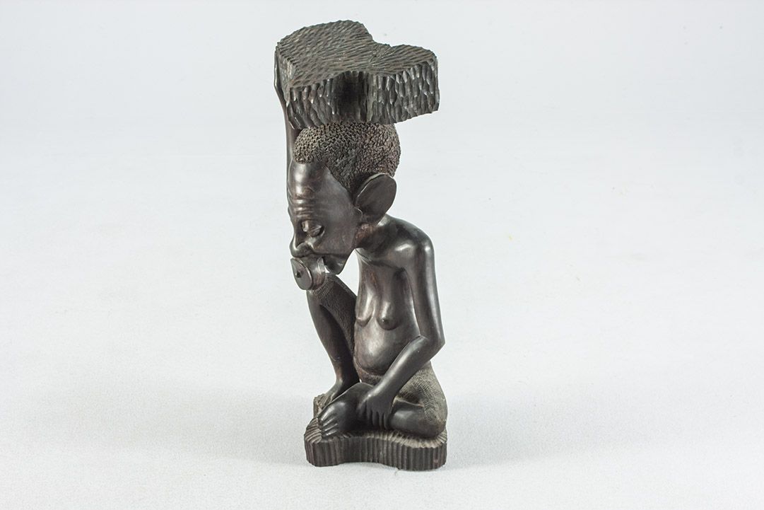 Foto African Sculpture, Nude Man Sitting, Holding Stone on Head