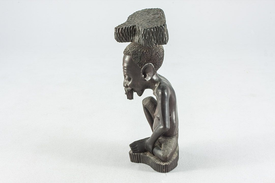 Foto African Sculpture, Nude Man Sitting, Holding Stone on Head