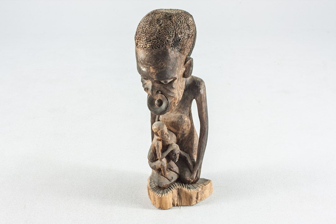 Foto African Sculpture, Man with Children on His Lap h58x23x20