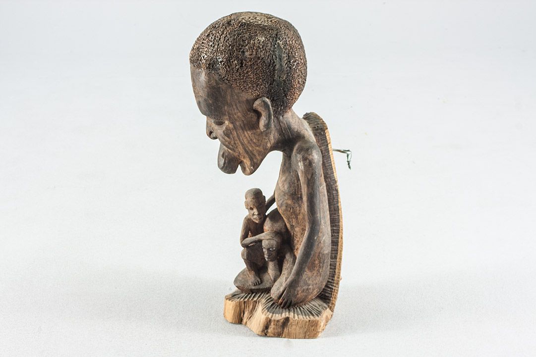 Foto African Sculpture, Man with Children on His Lap h58x23x20