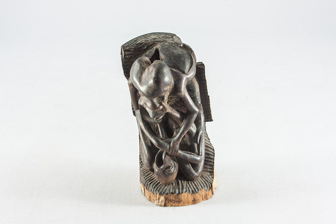 Foto African Sculpture, Two People Embraced/Fighting