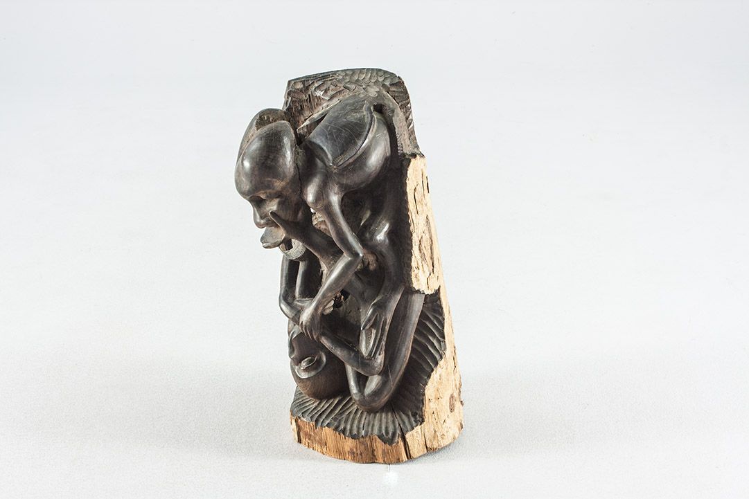 Foto African Sculpture, Two People Embraced/Fighting