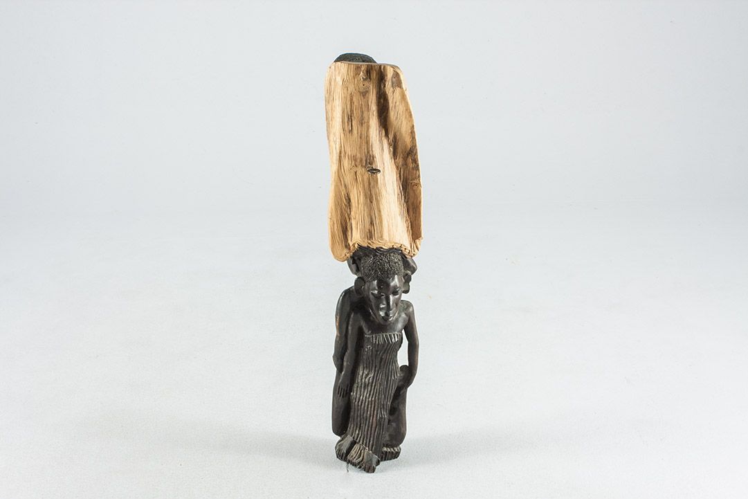 Foto African Sculpture, Two Women Holding Men on Their Shoulders