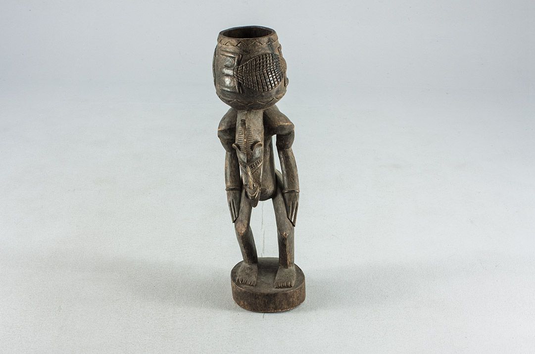 Foto African Sculpture, Creature Holding a Cask on His Shoulders