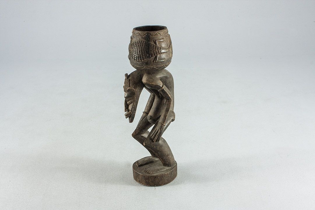 Foto African Sculpture, Creature Holding a Cask on His Shoulders