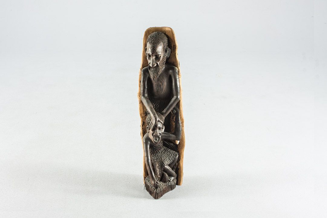 Foto African Sculpture, Father Holding His Sons Head