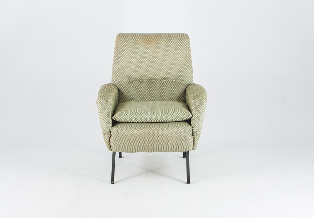 Foto Armchair With Green Pattern, Angular Shape, Metal Legs