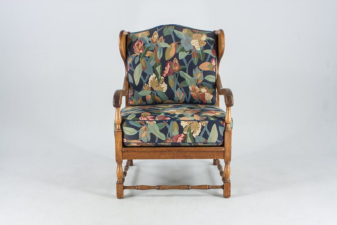Foto Wooden Wing Chair With Flower Patterned Upholstery Munich School 1954