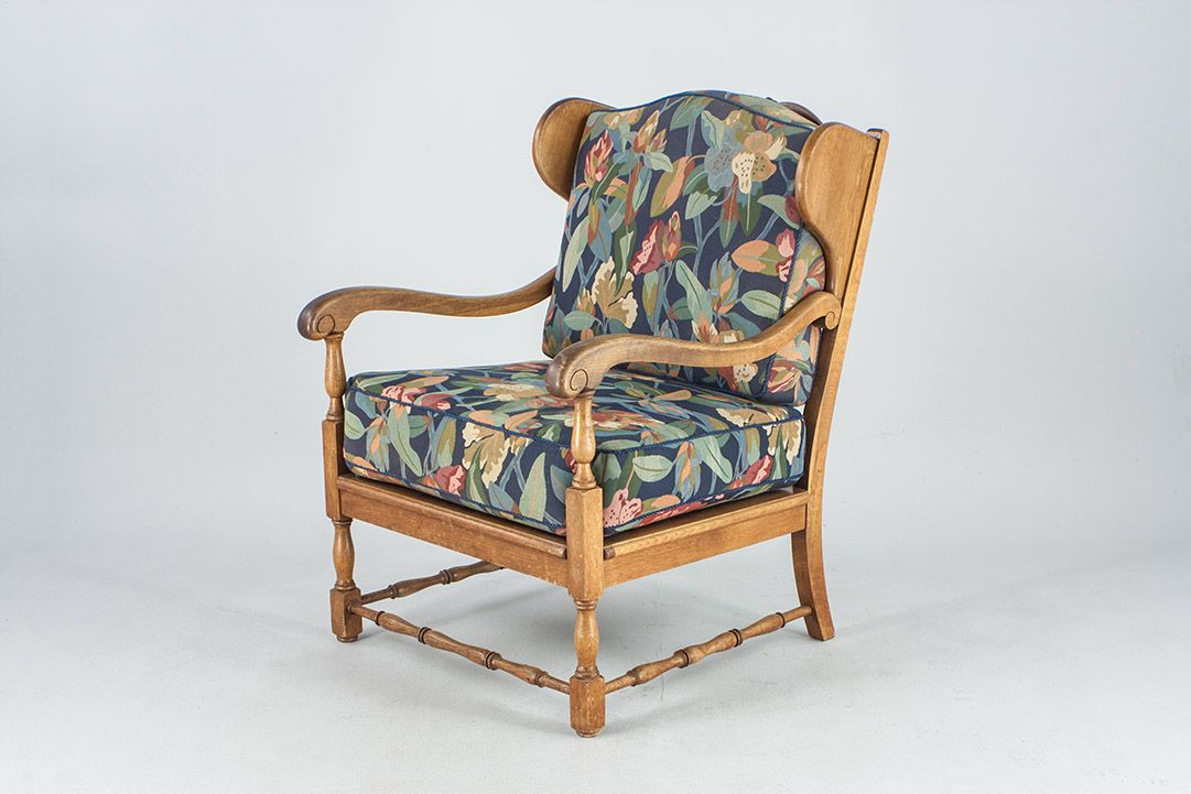 Foto Wooden Wing Chair With Flower Patterned Upholstery Munich School 1954