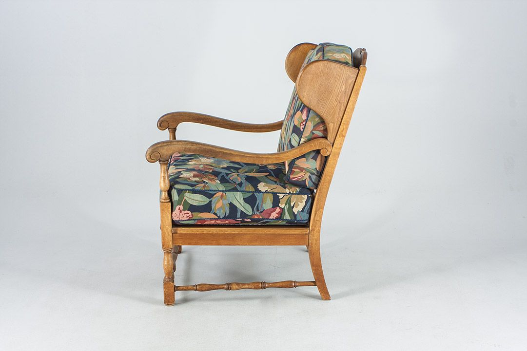Foto Wooden Wing Chair With Flower Patterned Upholstery Munich School 1954