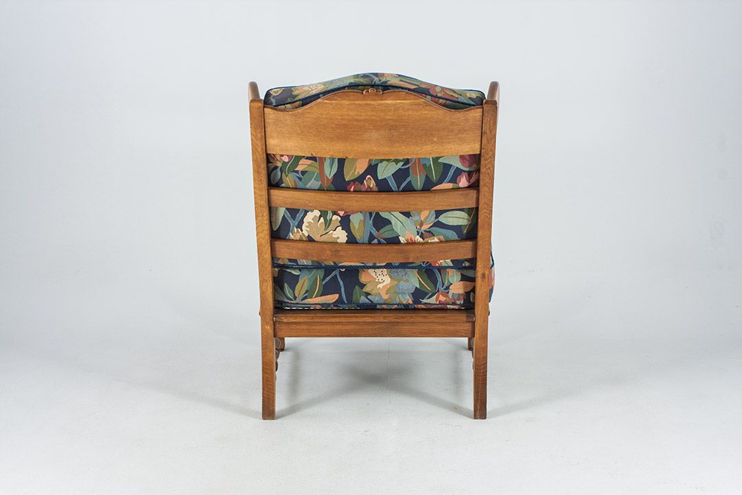 Foto Wooden Wing Chair With Flower Patterned Upholstery Munich School 1954