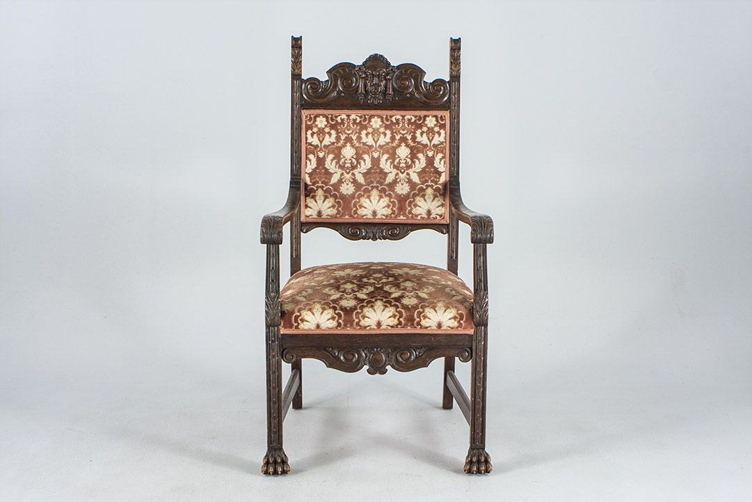 Foto Rustic Armchair With Floral Pattern, Carved Wood And Lion&#8217;s Feet 1883