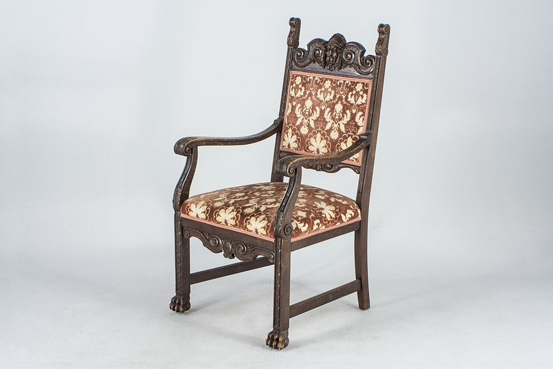 Foto Rustic Armchair With Floral Pattern, Carved Wood And Lion&#8217;s Feet 1883