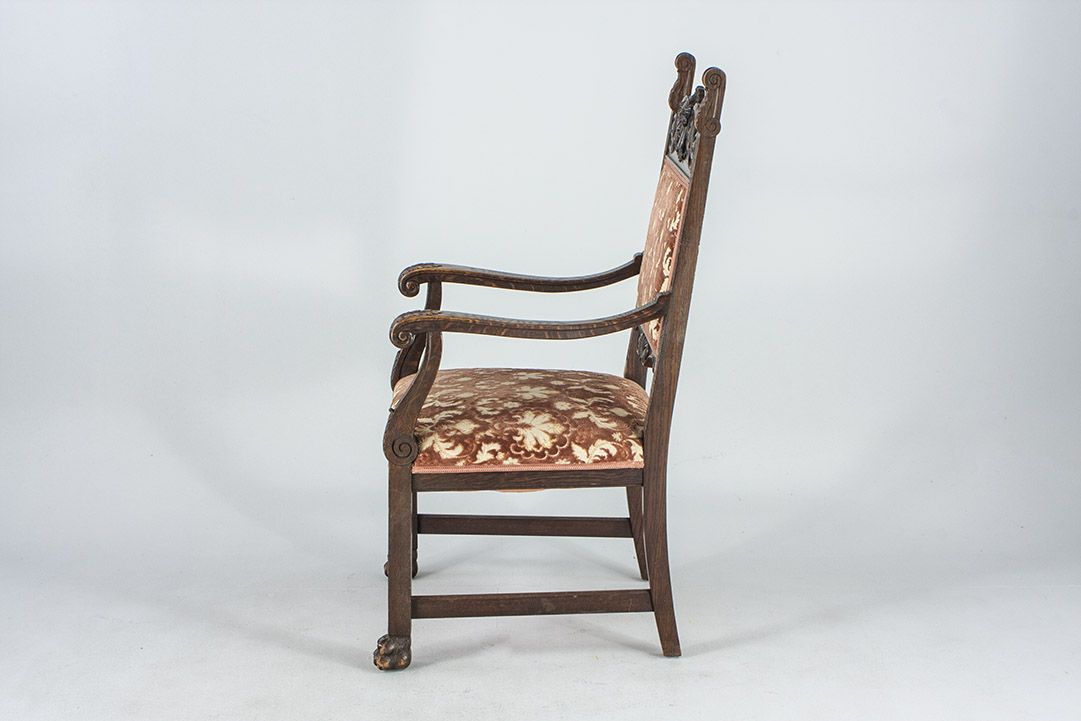 Foto Rustic Armchair With Floral Pattern, Carved Wood And Lion&#8217;s Feet 1883