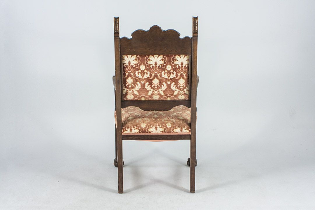 Foto Rustic Armchair With Floral Pattern, Carved Wood And Lion&#8217;s Feet 1883