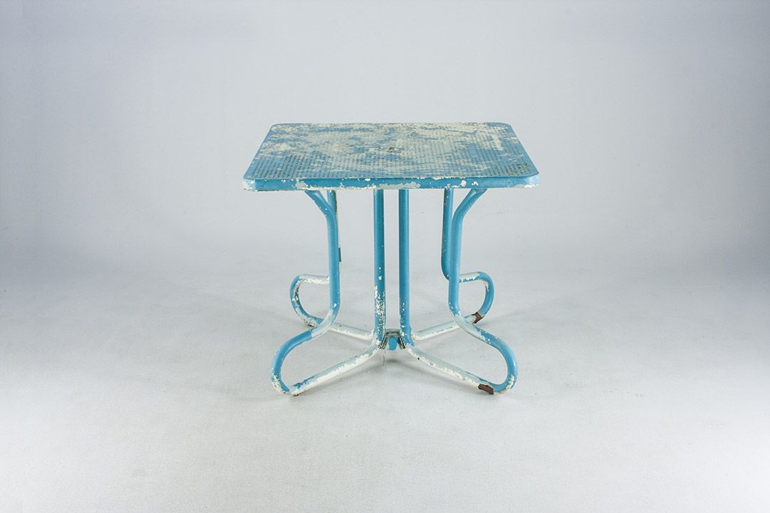 Foto Blue Garden Table with White Blurs of Color Italy 1972 h68x80x80